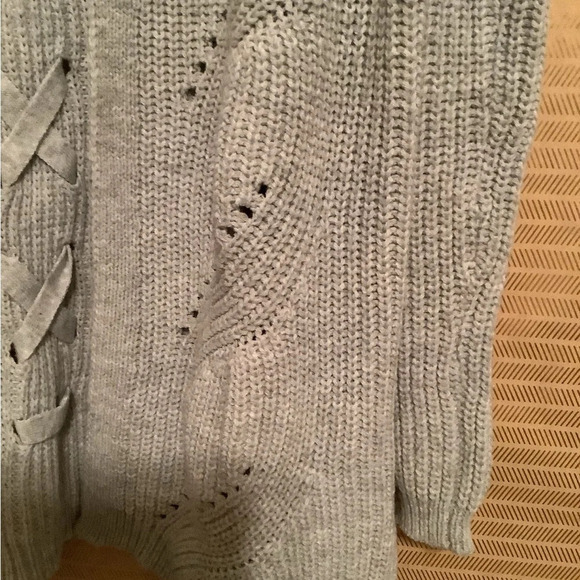 ABSOLUTELY FAMOUS~ GRAY SWEATER TOPPER~SM+ - Picture 5 of 5